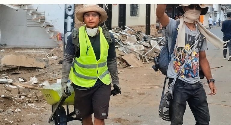 Entre polvo y escombros, los voluntarios avanzan casa por casa en su recorrido por Roldanillo.