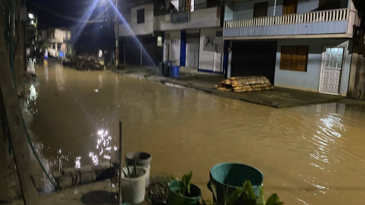 Una emergencia invernal de gran magnitud afecta al Pacífico caucano tras el desbordamiento de más de ocho ríos, situación que ha provocado inundaciones extensas en los municipios de Timbiquí, Guapi, Iscuandé y El Charco. La creciente súbita de los afluentes ha dejado a cientos de familias afectadas, con viviendas anegadas, pérdidas materiales y comunidades parcialmente incomunicadas.