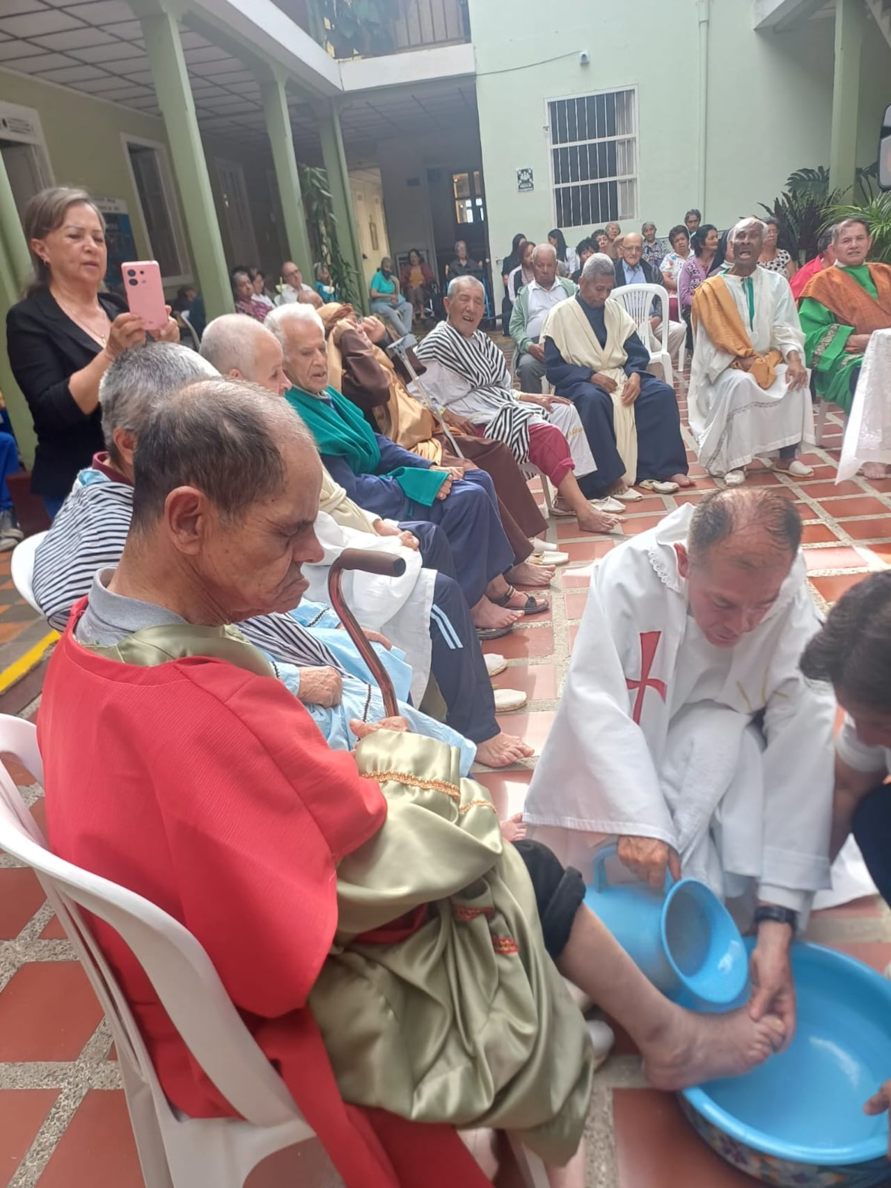 Para esta celebración especial, los adultos mayores del Hogar San Vicente de Paúl, como miembros de la comunidad cristiana, hicieron un alto en las labores cotidianas para contemplar detenidamente el misterio pascual, no con una actitud pasiva, sino con el corazón dispuesto a volver a Dios.