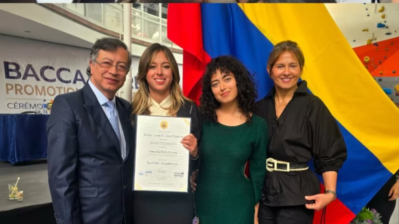 Antonella Petro celebró su graduación junto a sus padres.