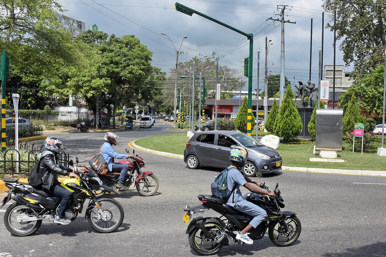 Desde este martes 13 de febrero, se implementa cierre a la izquierda en glorieta de Ciudad Jardín, La rotonda de Ciudad Jardín en la calle 16 con carrera 105 ha excedido su capacidad vehicular. Por eso desde la Secretaría de Movilidad adaptaron medidas que reduzcan los tiempos de desplazamiento de los ciudadanos.