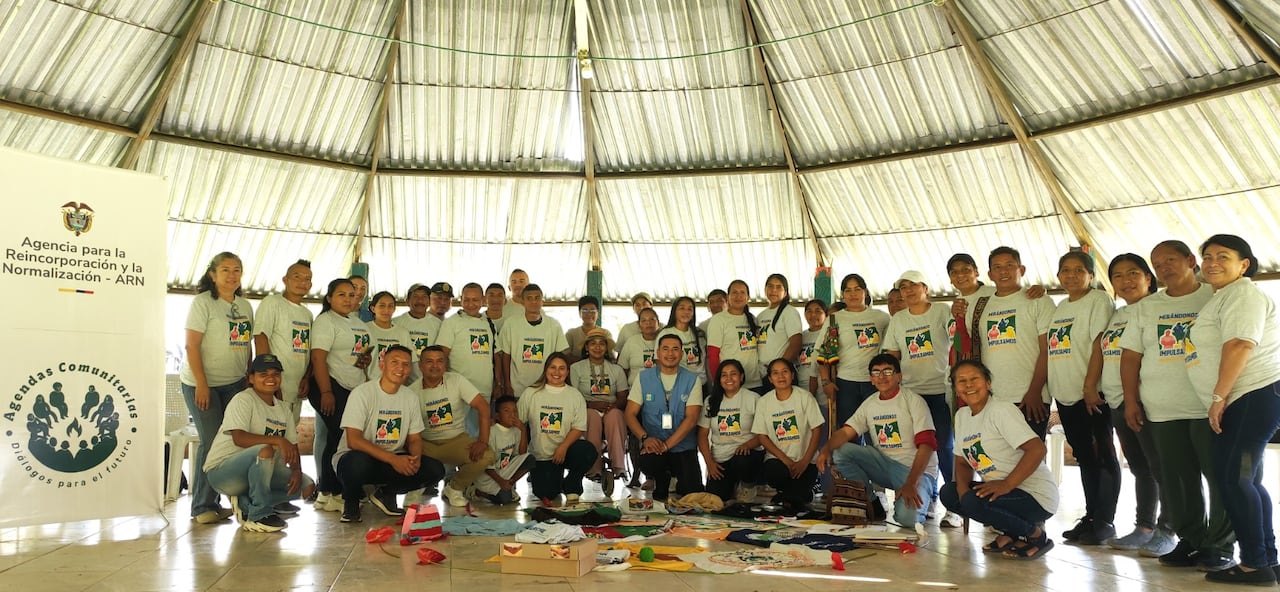 Participantes de las Agendas Comunitarias en la vereda Monterredondo, municipio de Miranda, comparten un espacio de diálogo y reconciliación territorial en el que confluyen firmantes de paz, integrantes de la Reserva Campesina, autoridades indígenas, víctimas y líderes de la organización Semillas de Paz.