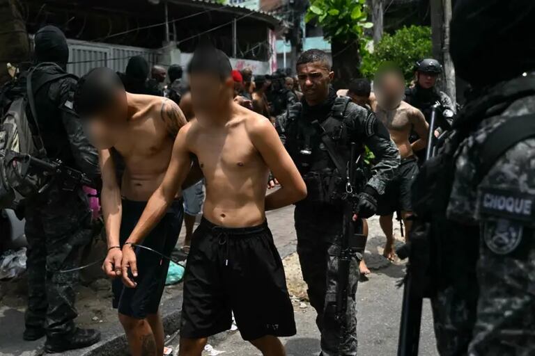 Operativo policial en Río de Janeiro deja 64 muertos y 81 capturados.