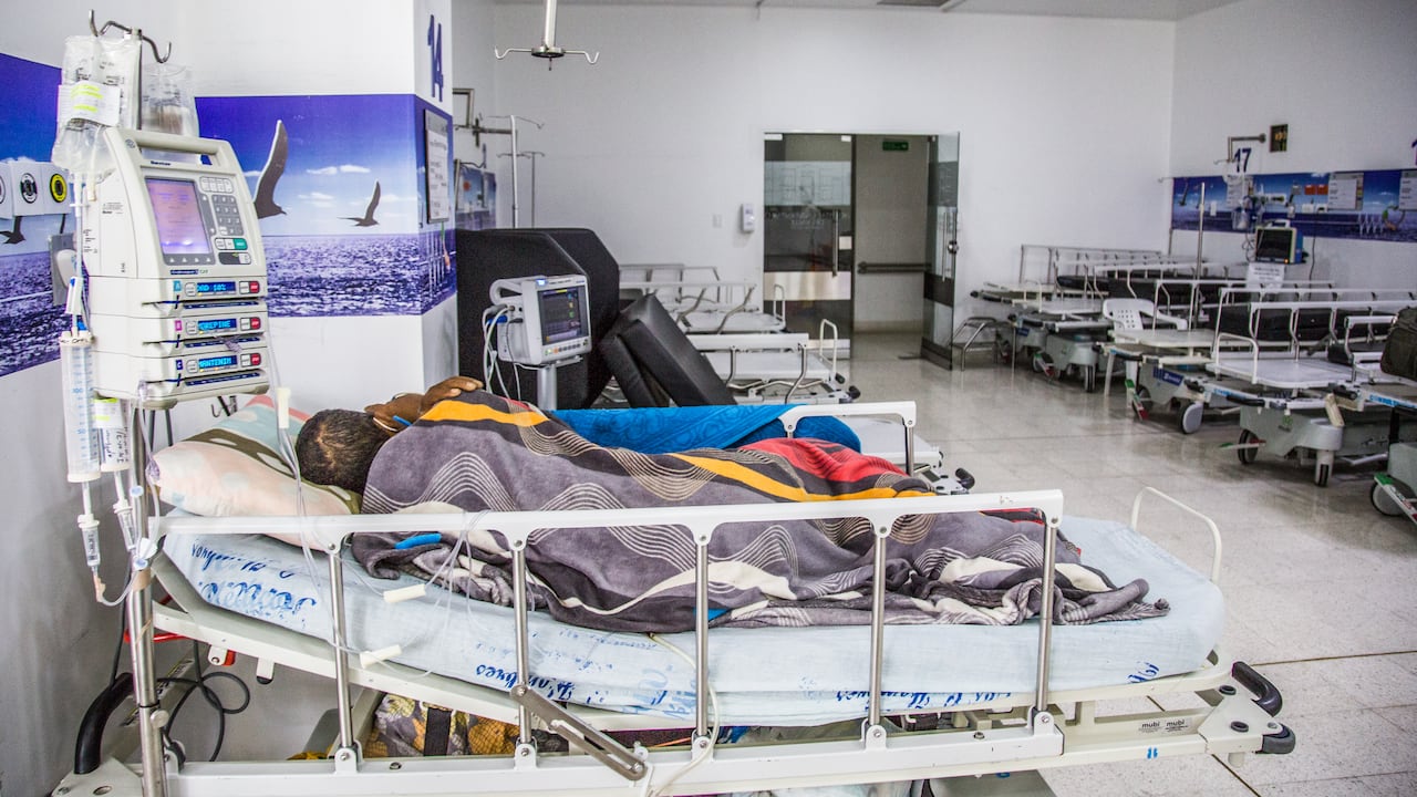 El principal -y más grande- hospital público del suroccidente de Colombia resiste con poco espacio en sus camas UCI para atender el alto número de pacientes covid que necesitan ventilación mecánica.