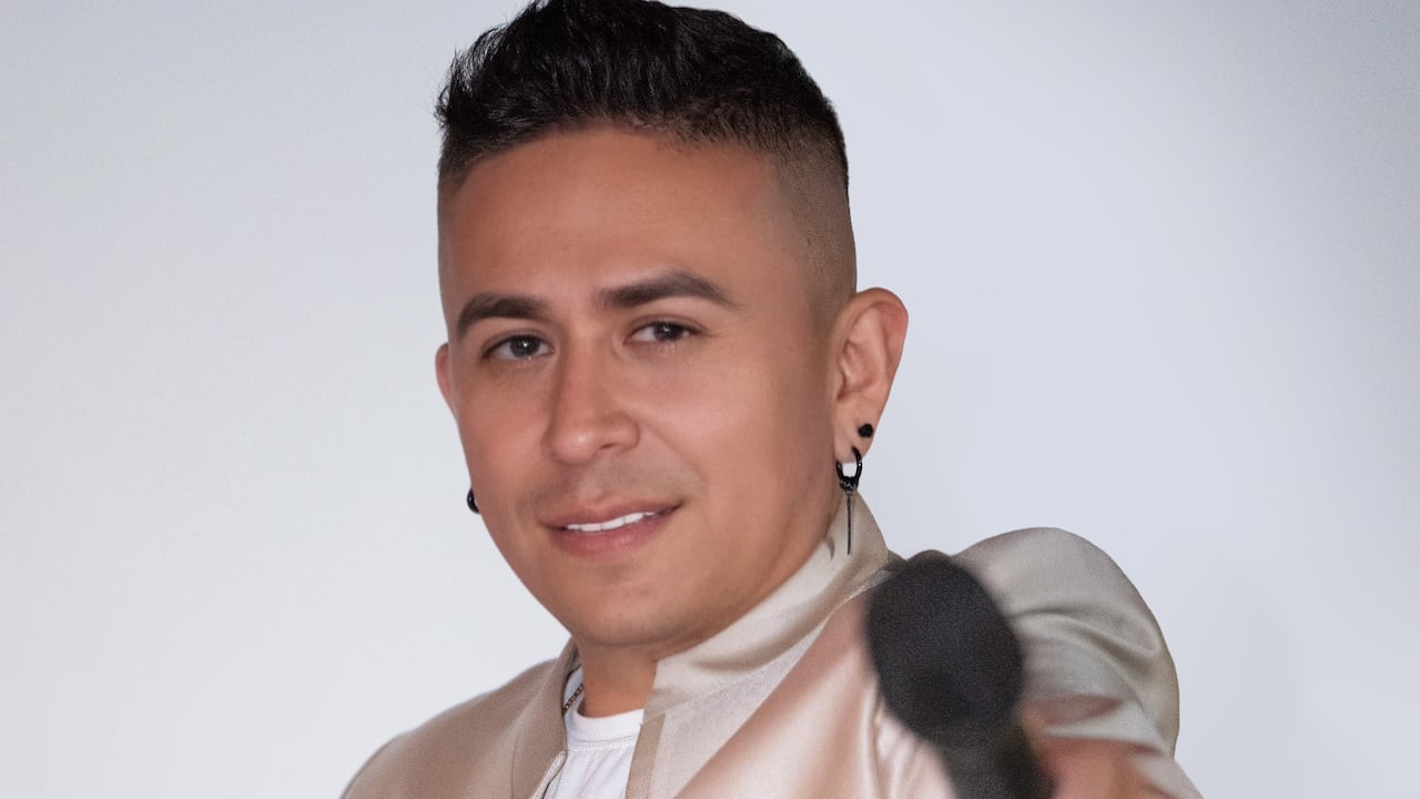 César Peña, cantante bogotano, formado musicalmente en Cali y radicado en Miami, presenta una propuesta contemporánea que fusiona la tradición salsera con sonidos actuales.