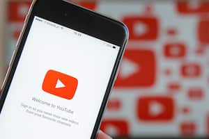 Descargar videos de YouTube al celular te permite disfrutar de contenido sin conexión, ideal para viajes o áreas sin conexión a internet.