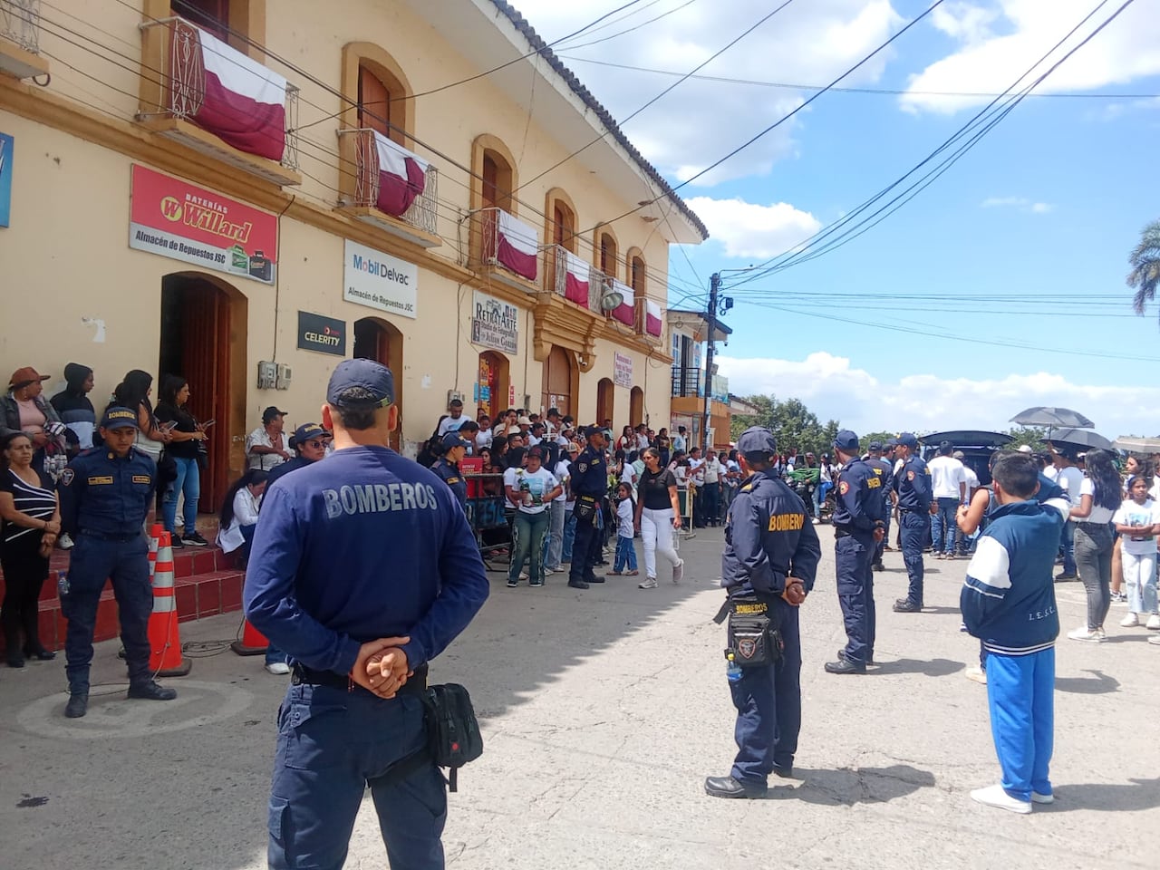 El Tambo, Cauca, brindaron el último adiós a Yerson Martínez, bombero que murió tras ser atacado con arma blanca en un riña registrada en este municipio del suroccidente del departamento.