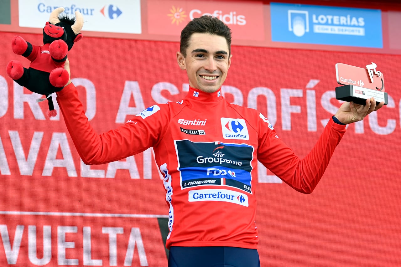 El nuevo líder general del Team Groupama-Fdj, el francés Lenny Martinez, celebra en el podio luciendo el maillot rojo tras la sexta etapa de la Vuelta Ciclista a España 2023, una carrera de 183,1 km desde La Vall d'Uixó hasta el Alto de Javalambre. , el 31 de agosto de 2023. (Foto de JOSÉ JORDANIA / AFP)