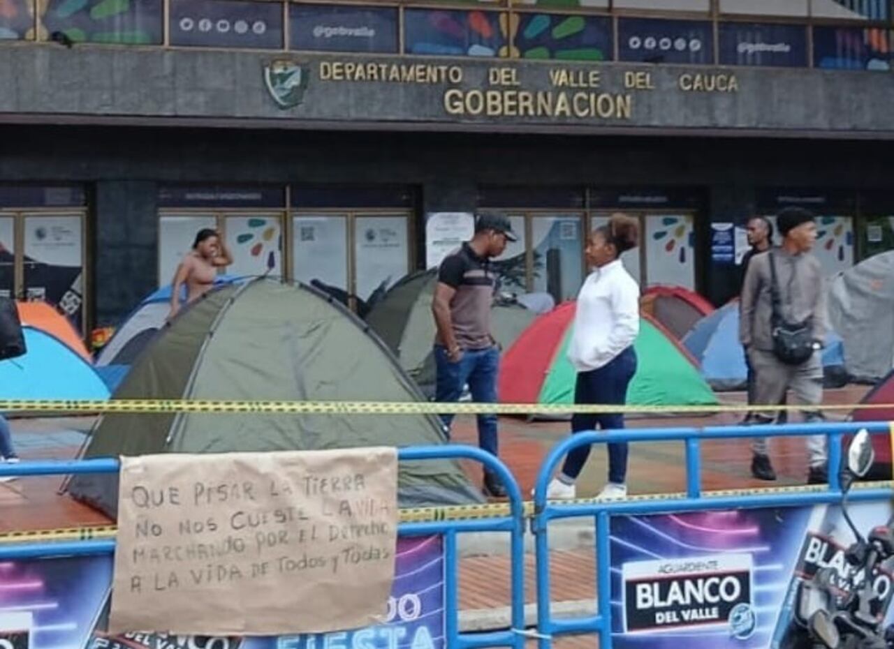 Varios grupos de indígenas amanecieron este 27 de noviembre en las afueras de la Gobernación del Valle. Foto: Especial para El País.