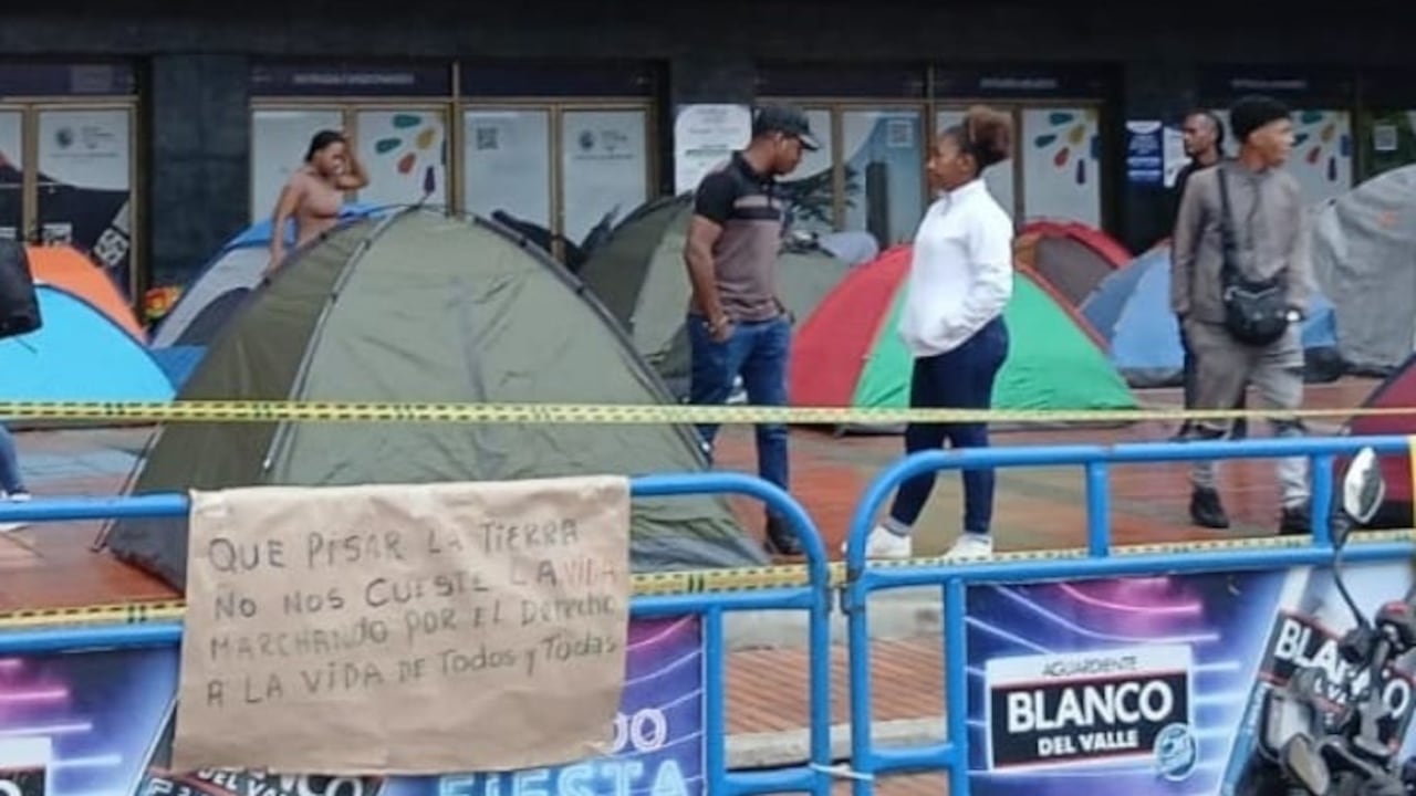 Varios grupos de indígenas amanecieron este 27 de noviembre en las afueras de la Gobernación del Valle. Foto: Especial para El País.
