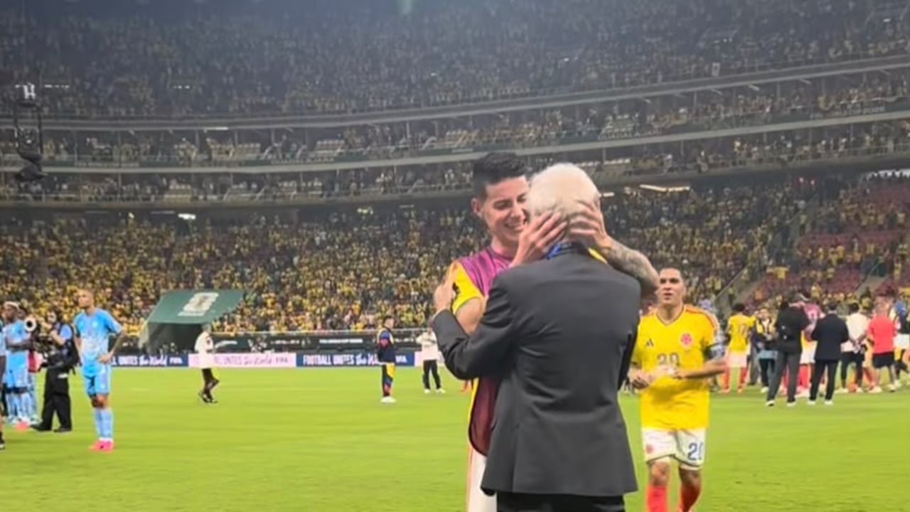 Efusivo abrazo de James Rodríguez, Pekerman y Quintero.