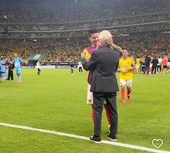 Efusivo abrazo de James Rodríguez, Pekerman y Quintero.