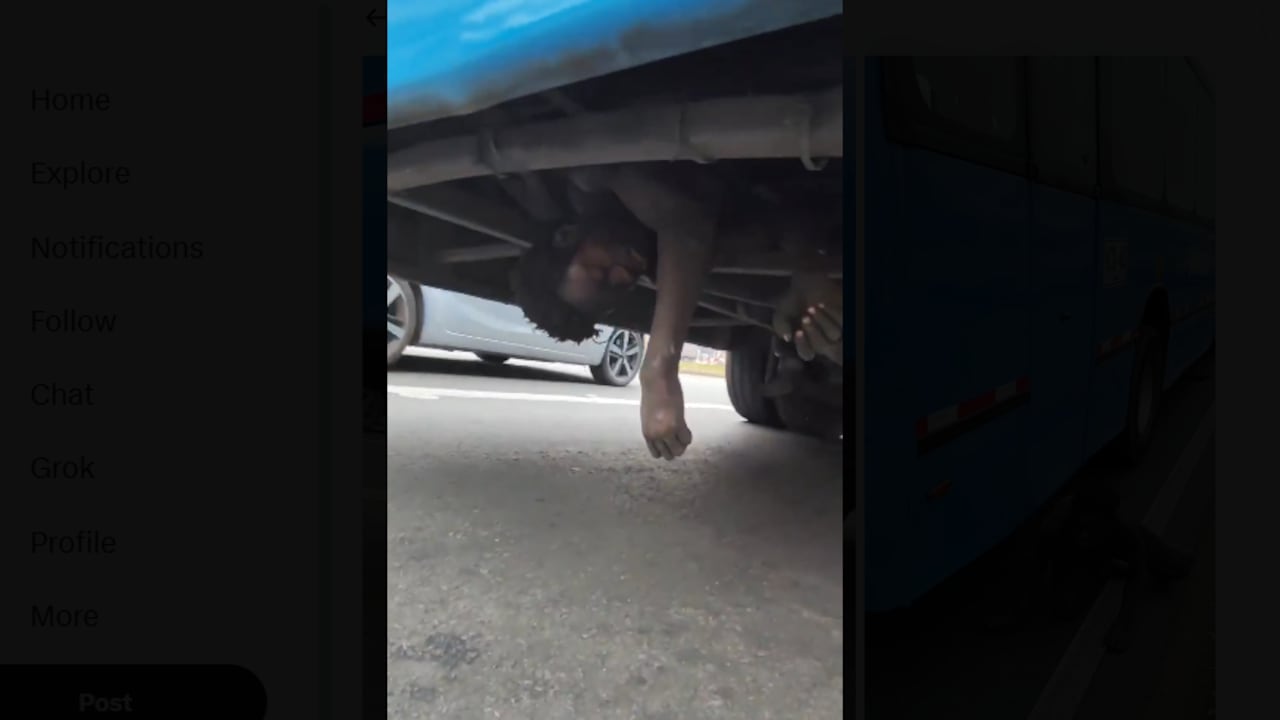 Hombre se quedó dormido bajo en bus del MIO.