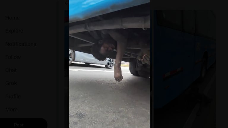 Hombre se quedó dormido bajo en bus del MIO.