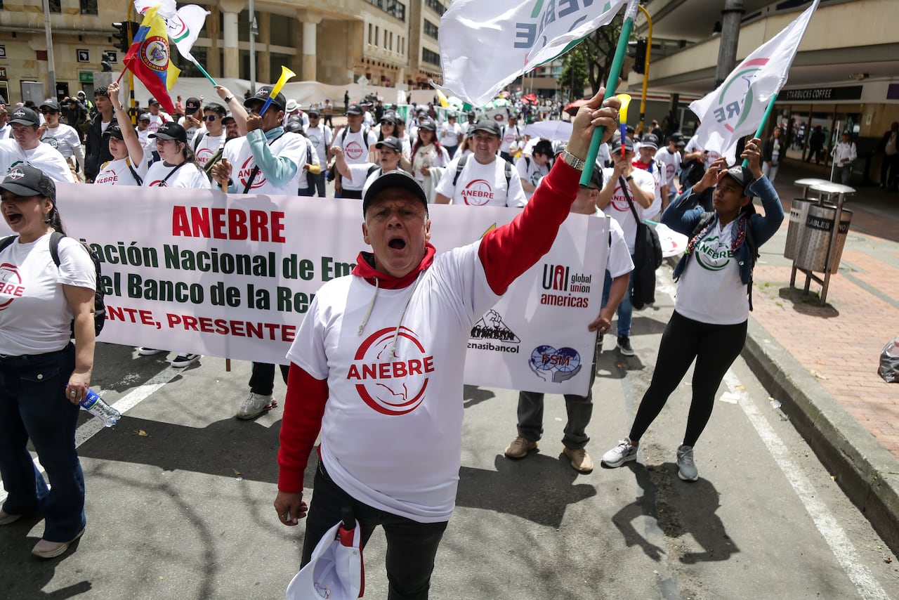 En conmemoración del Día del Trabajo, cientos de trabajadores marchan de forma pacífica por el centro de la ciudad con destino a la Plaza de Bolívar.