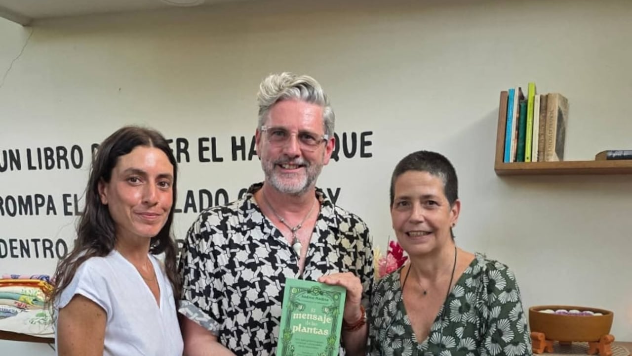 Andrea Medina, Krish Benvenuti y Aleja, madre de Andrea, durante el lanzamiento del libro El Mensaje de las Plantas, en la librería Café de Pombo, en Santa Marta.