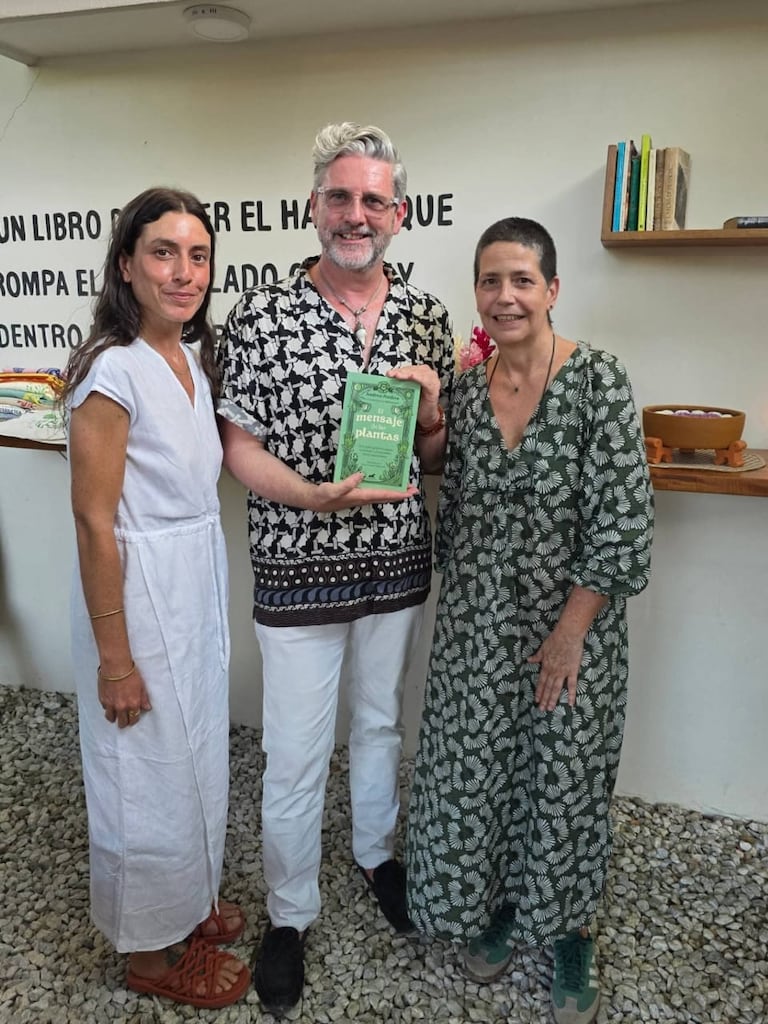 Andrea Medina, Krish Benvenuti y Aleja, madre de Andrea, durante el lanzamiento del libro El Mensaje de las Plantas, en la librería Café de Pombo, en Santa Marta.