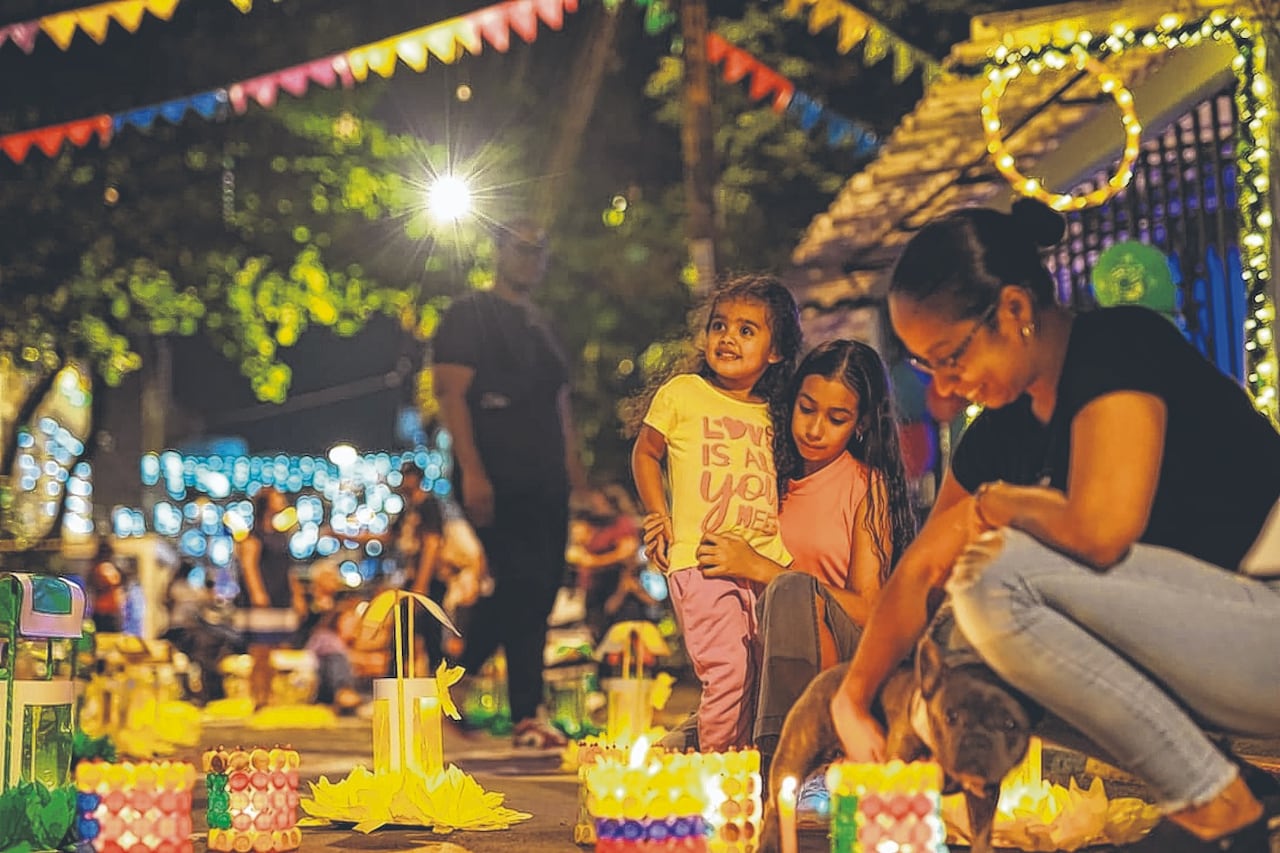 El 7 de diciembre se encienden velas como símbolo de esperanza, luz, gratitud y unión, y se elevan peticiones y agradecimientos.
Foto: Jorge Orozco / El País