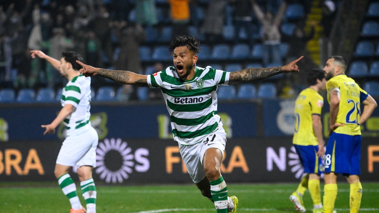 El delantero colombiano #97 del Sporting de Lisboa, Luis Suárez, celebra marcar el segundo gol de su equipo durante el partido de fútbol de la Liga Portuguesa entre el FC Arouca y el Sporting CP en el estadio Municipal de Arouca en Aveiro el 24 de enero de 2026. (Foto de Miguel RIOPA / AFP)