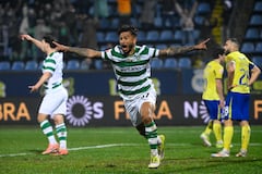 El delantero colombiano #97 del Sporting de Lisboa, Luis Suárez, celebra marcar el segundo gol de su equipo durante el partido de fútbol de la Liga Portuguesa entre el FC Arouca y el Sporting CP en el estadio Municipal de Arouca en Aveiro el 24 de enero de 2026. (Foto de Miguel RIOPA / AFP)