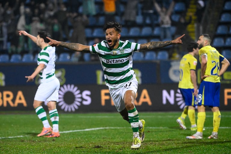 El delantero colombiano #97 del Sporting de Lisboa, Luis Suárez, celebra marcar el segundo gol de su equipo durante el partido de fútbol de la Liga Portuguesa entre el FC Arouca y el Sporting CP en el estadio Municipal de Arouca en Aveiro el 24 de enero de 2026. (Foto de Miguel RIOPA / AFP)