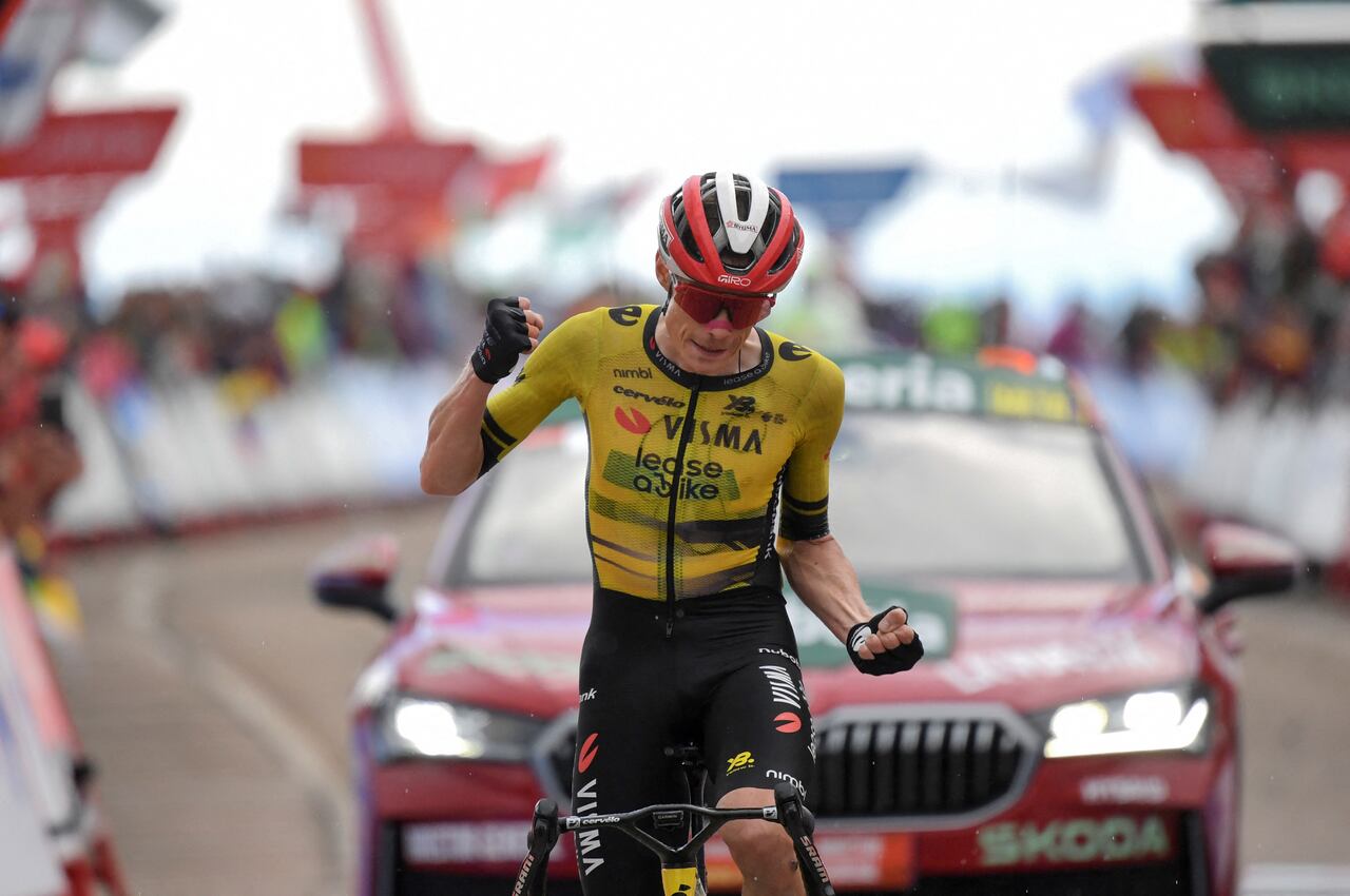 El ciclista danés Jonas Vingegaard, del equipo Visma-Lease a bike, celebra cruzar primero la línea de meta de la novena etapa de la Vuelta a España, una carrera de 195 km entre Alfaro y Valdezcaray, el 31 de agosto de 2025. (Foto de ANDER GILLENEA / AFP)