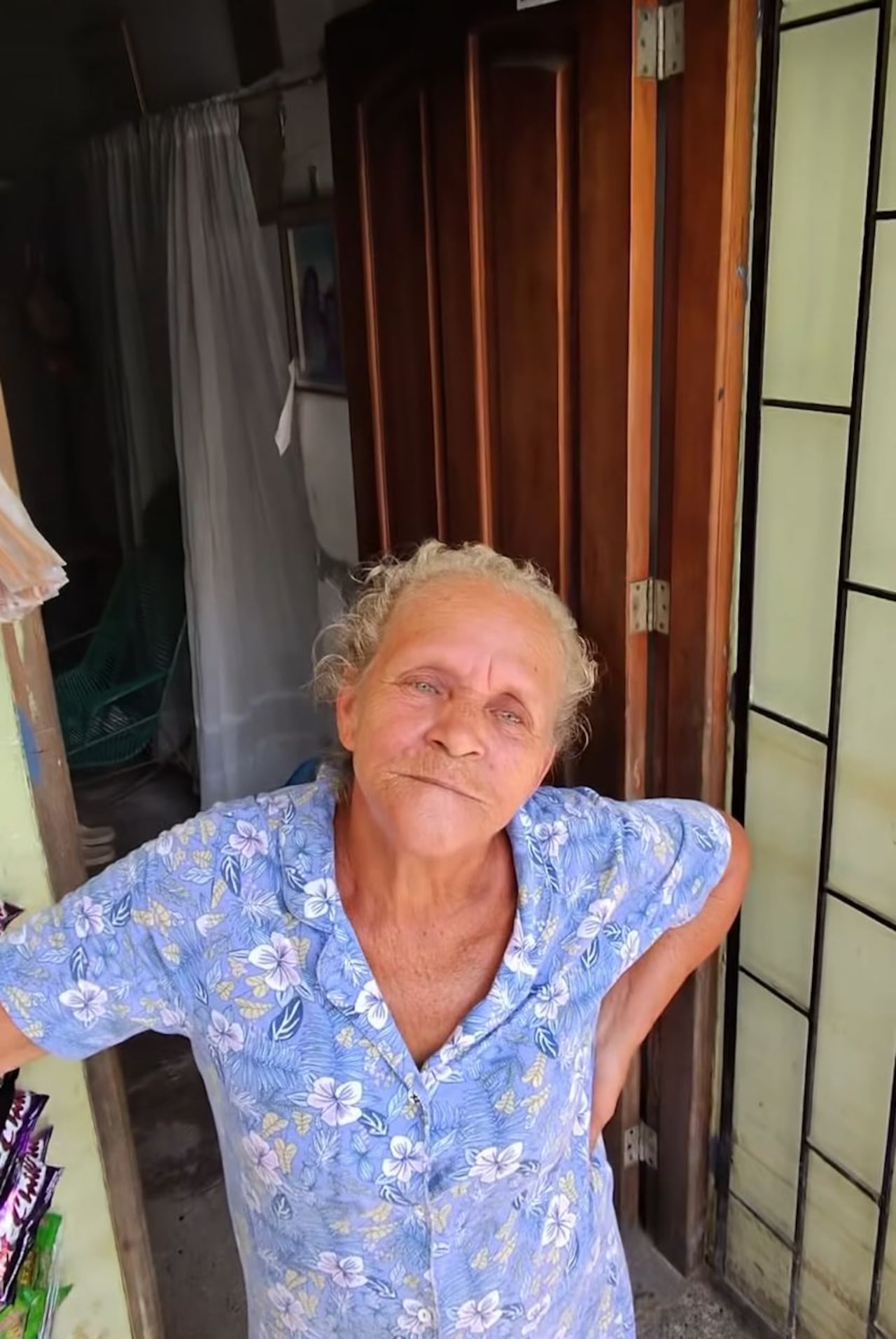 El influencer Julián Pinilla ayudó a remodelar la vivienda de una mujer damnificada por las lluvias en Montería.