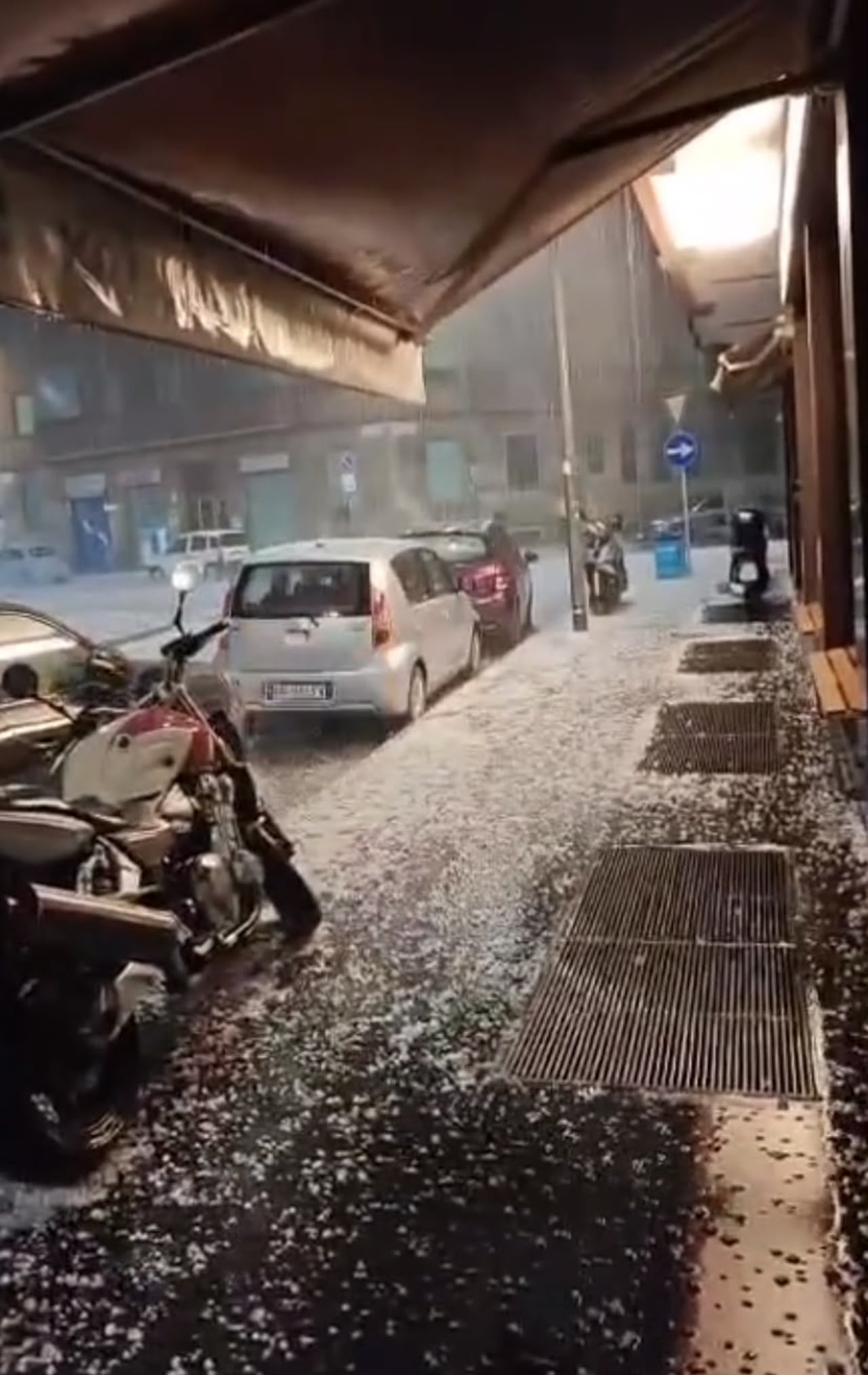 Fuerte granizada en Milán asustó a ciudadanos y asistentes a un concierto.