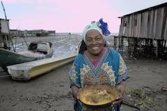 Maura Hermencia Orejuela de Caldas es reconocida en el país por ser una maestra en el arte culinario y conocer cientos de recetas autóctonas del Pacífico colombiano. Gracias a Arrocera La Esmeralda, la gurú de la cocina pudo realizar su libro Sabor a Maura, que en este 2024 saldrá a la venta en su segunda edición.