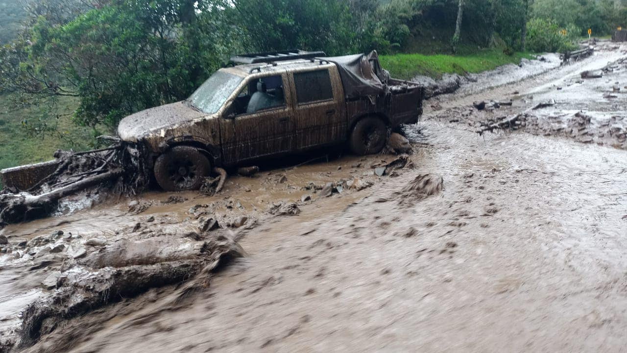 Emergencia a esta hora en el corregimiento del Encano en la zona rural de la ciudad de Pasto, Nariño, debido a fuerte avalancha que se presenta por las fuertes lluvias.
