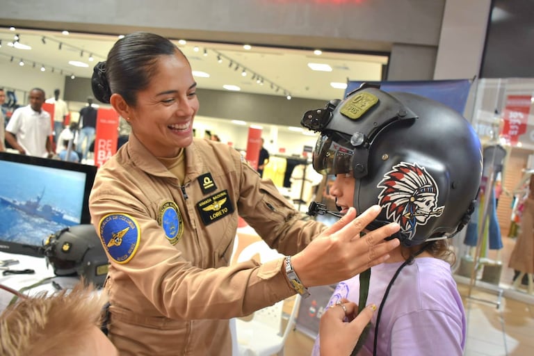 Muestras de buceo, salvamento, aviación naval e Infantería de Marina hacen parte de la exhibición interactiva de la Armada Nacional en Cali.