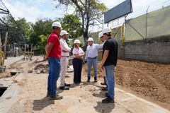 Además de cambiar el techo, se recuperó la estructura metálica, eliminando el óxido, aplicando anticorrosivo y pintura, y reforzando las zonas con fallas estructurales. También se está recuperando el pabellón número uno de la plaza.