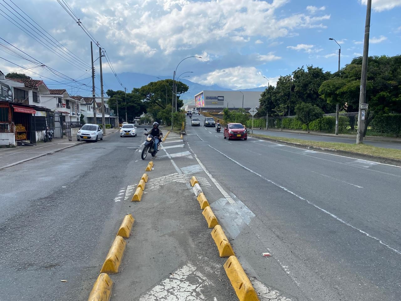 Bajada del puente que conecta la Autopista Sur con la Carrera 70, zona donde varios taches se encuentran deteriorados o ausentes.