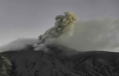 Emisión de ceniza del volcán Puracé, este martes 25 de noviembre.