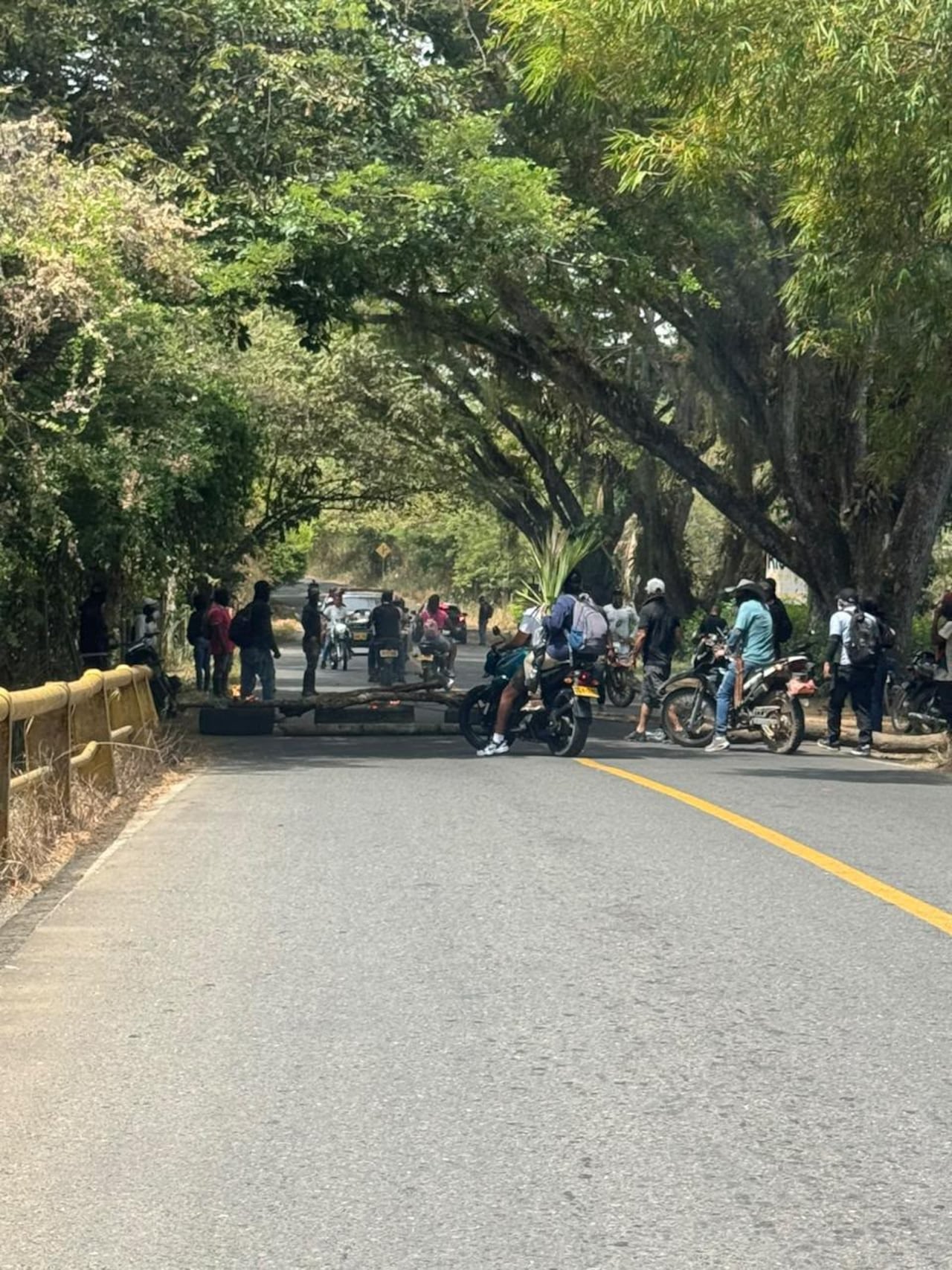 La vía que comunica a Jamundí con los corregimientos de la zona rural alta permanece bloqueada a la altura de Río Claro
