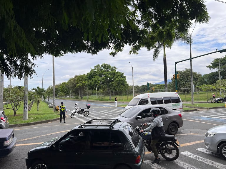 Unidades de movilidad se hicieron presente en inmediaciones de Univalle por el anuncio de protestas y bloqueos.