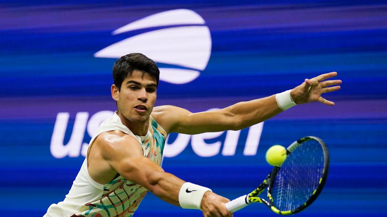 El español Carlos Alcaraz devuelve ante el sudafricano Lloyd Harris durante la segunda ronda del US Open, el jueves 31 de agosto de 2023, en Nueva York (AP Foto/Charles Krupa)