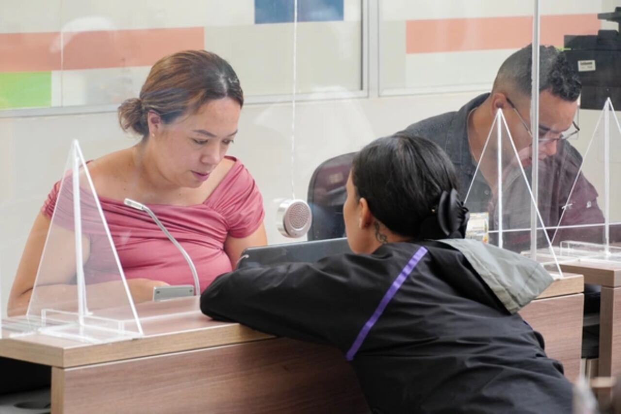 Entrega de tarjetas MIO a estudiantes