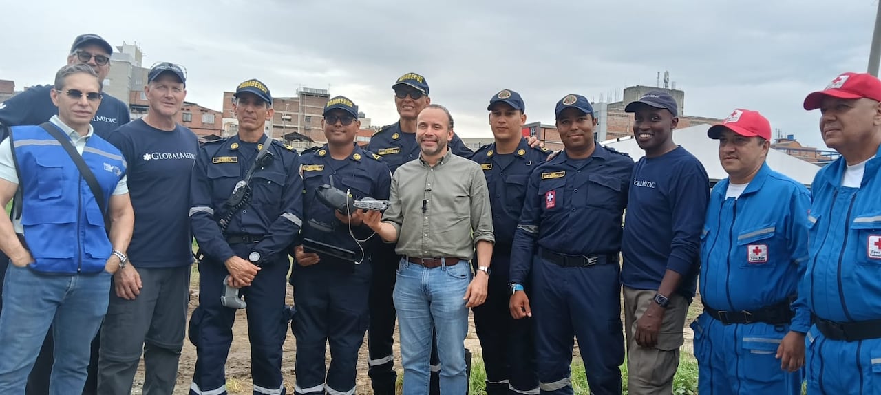Integrantes del Cuerpo de Bomberos Voluntarios de Cali participan en una formación sobre el manejo de drones para apoyar las labores de búsqueda, rescate y evaluación de edificaciones.