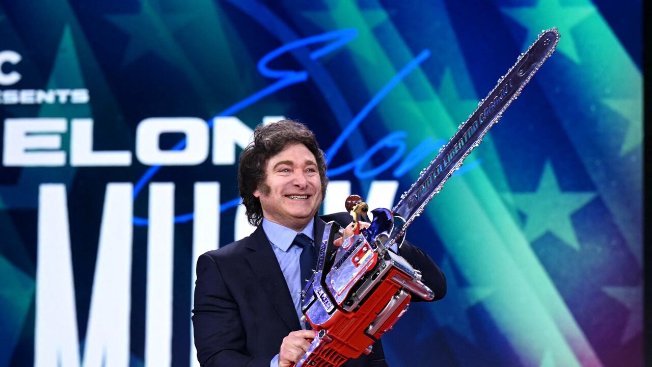 La motosierra ha sido el ícono político del presidente Javier Milei, al mostrarla como símbolo de su deseo por acabar con el gasto público y la burocracia estatal en Argentina.