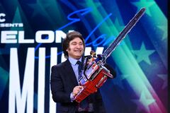 La motosierra ha sido el ícono político del presidente Javier Milei, al mostrarla como símbolo de su deseo por acabar con el gasto público y la burocracia estatal en Argentina.
