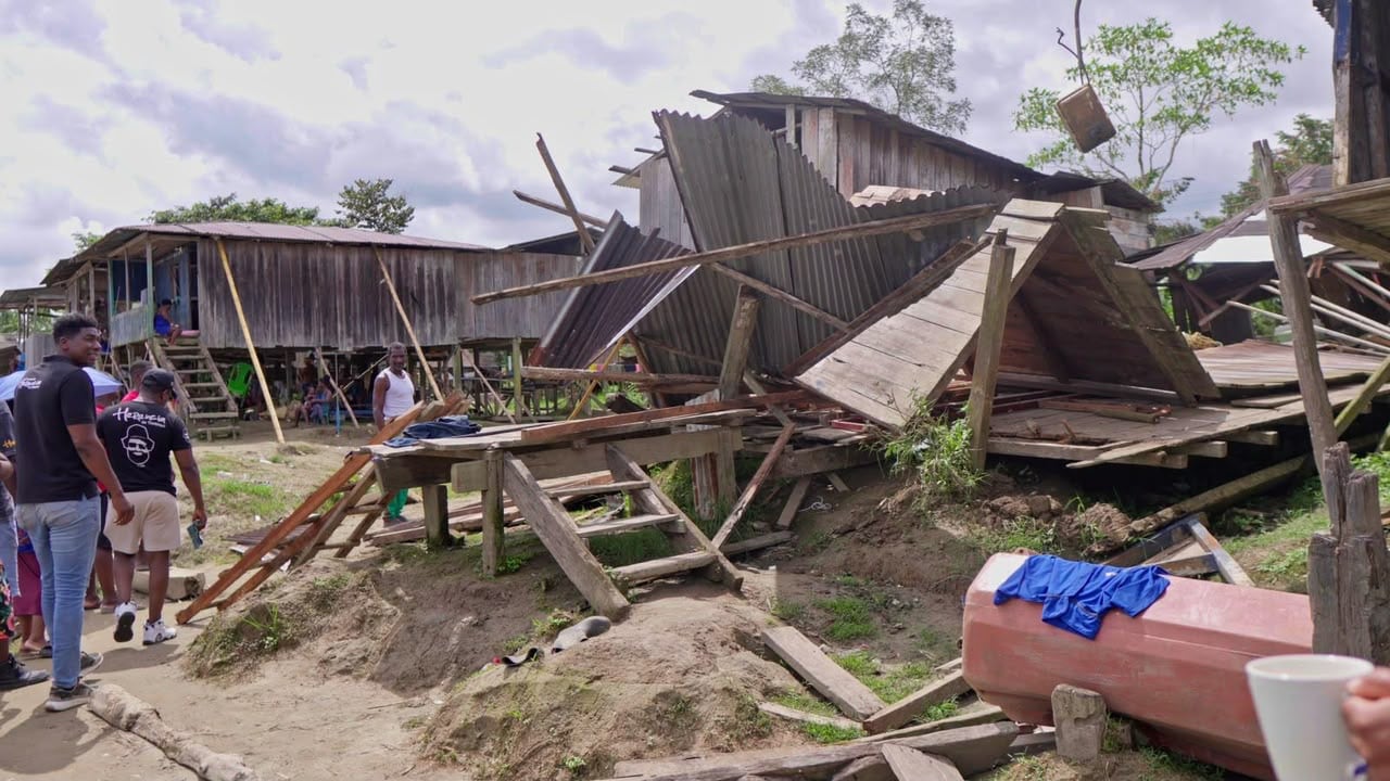 Dos meses después del terremoto, la Fundación Herencia de Timbiquí ya está reconstruyendo junto a las comunidades del litoral Pacífico colombiano.