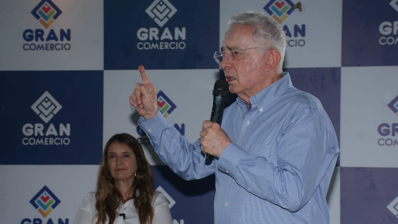 El expresidente Álvaro Uribe acompañó a Paloma Valencia durante actividades de campaña en Cali.