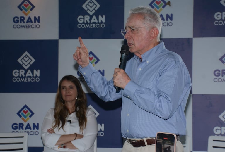 El expresidente Álvaro Uribe acompañó a Paloma Valencia durante actividades de campaña en Cali.