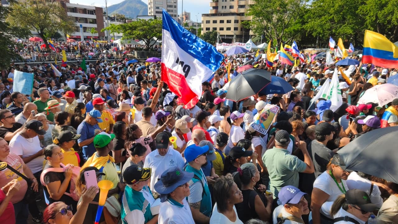 Congregación masiva de ciudadanos en el Parque de las Banderas en Cali a la espera del presidente Gustavo Petro.