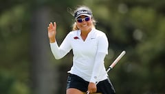 María José Marín de Colombia saluda al público mientras camina por el green del hoyo 18 durante la tercera ronda del Augusta National Women's Amateur en el Augusta National Golf Club el 4 de abril de 2026 en Augusta, Georgia.