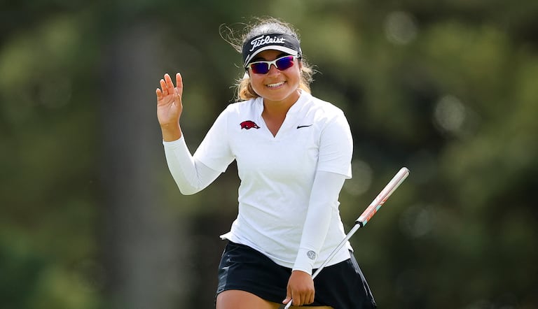 María José Marín de Colombia saluda al público mientras camina por el green del hoyo 18 durante la tercera ronda del Augusta National Women's Amateur en el Augusta National Golf Club el 4 de abril de 2026 en Augusta, Georgia.