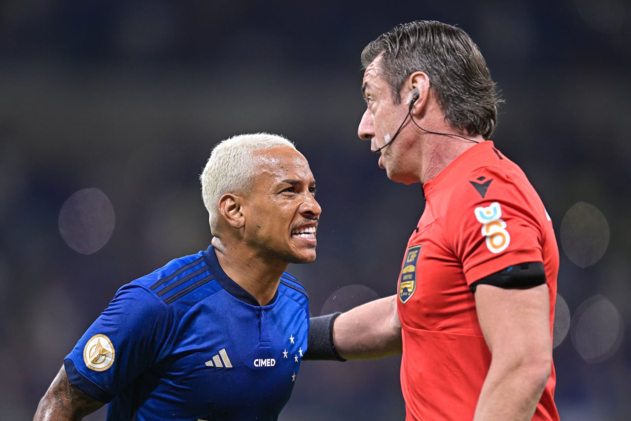El árbitro Raphael Claus discute con Matheus Pereira del Cruzeiro durante el partido entre Cruzeiro y Botafogo como parte del Brasileirao 2023 en el estadio Mineirao el 6 de agosto de 2023 en Belo Horizonte, Brasil.