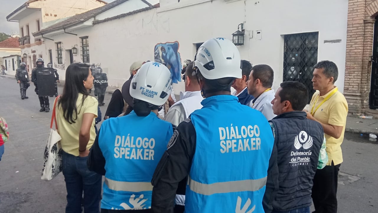 Comisión humanitaria que negocia para el fin de los enfrentamientos entre Policía y encapuchados.