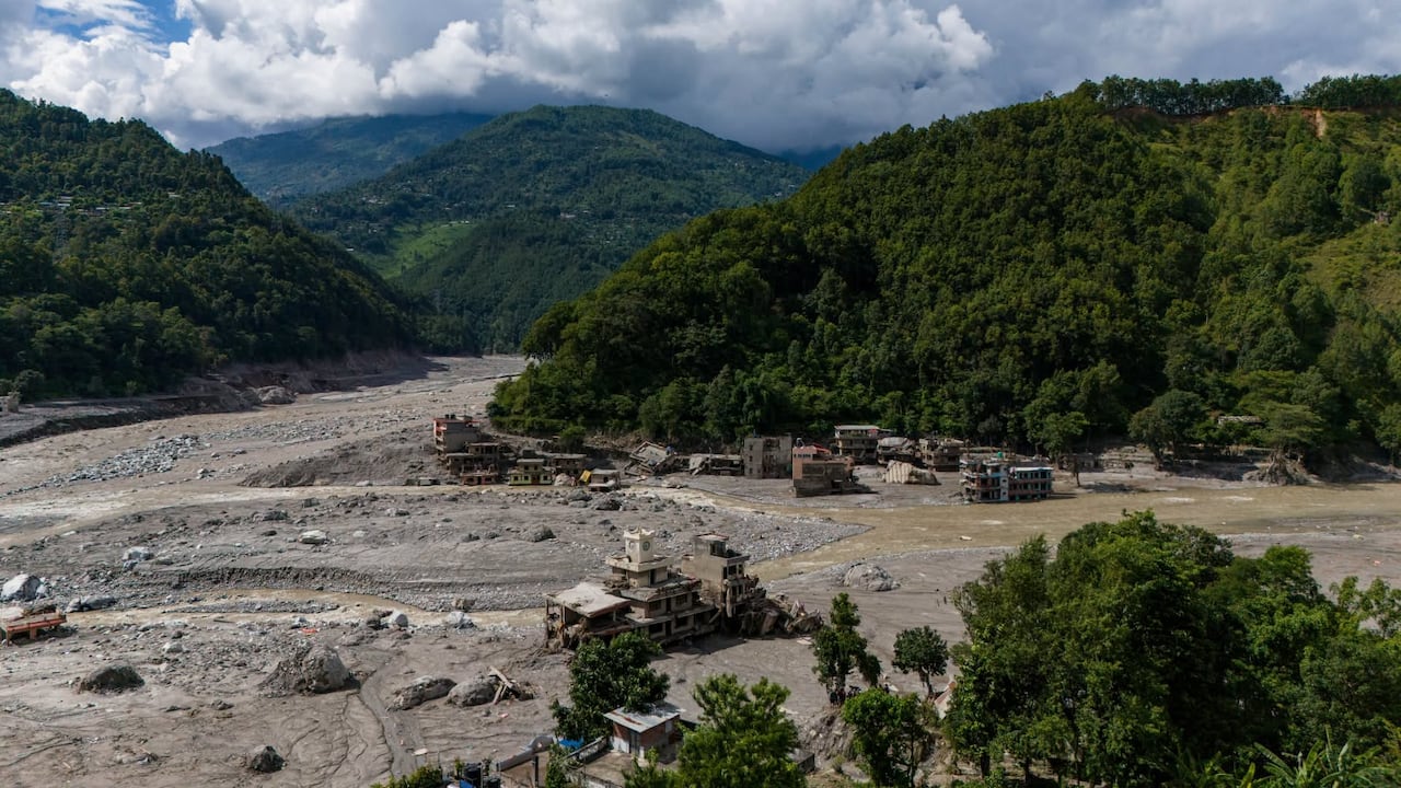 También la Conferencia Episcopal Italiana se ha movilizado para prestar ayuda a Nepal, así como a otras zonas del mundo afectadas por desastres naturales, entre ellas Colombia, Perú e Indonesia.